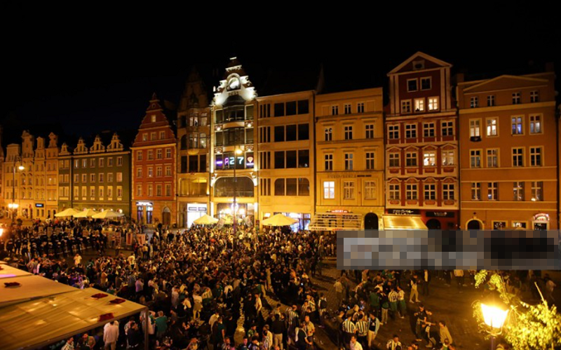 bao-loan-bung-no-tai-wroclaw-truoc-them-chung-ket-conference-league